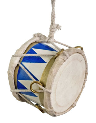 Variante 2: Kleine Deko Trommel Blau-Creme-Gold, die Maße sind 7 cm x 5 cm.