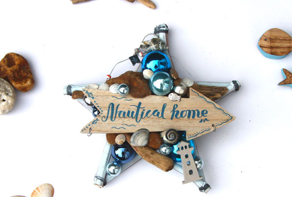 Blauer, maritimer Dekostern mit Muscheln und Glaskugeln und Aufschrift: "Nautical Home"