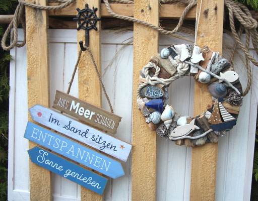 Maritim und naturverbunden wirkt dieser Schweemholzkranz, mit Holzschiffchen, Fischen, Ahoi-Schild und Muscheln. Dazu passend der Wandhänger mit Sprüchen, passend zum maritimen Leben.