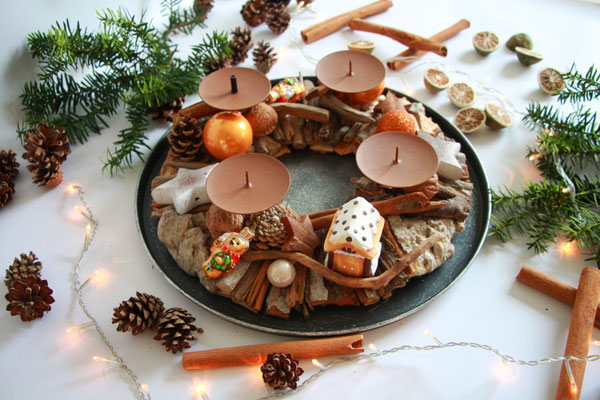 Adventskranz Variante 1 mit grau-silbernen Metallteller.