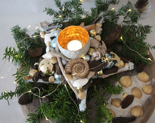 Adventskranz Tischstern mit Metallsphärenlicht und goldenen Muscheln aus Holz in 30 cm Durchmesser für 59,-€