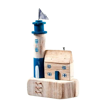 Holzhaus mit blau-weißem Leuchtturm auf Holzsockel.