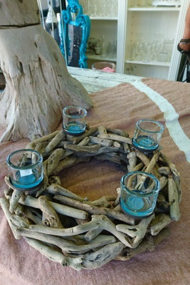 Treibholzkranz mit hellblauen Teelichtgläsern aus Glas