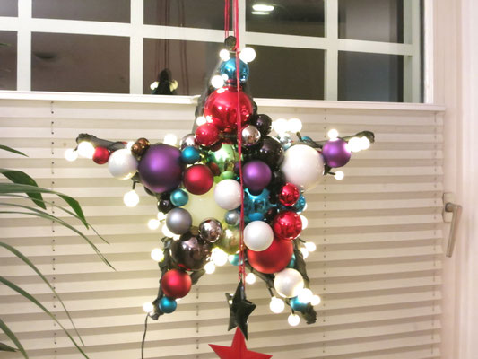 Dekorativer Glaskugelstern in 50 cm als Fensterschmuck.