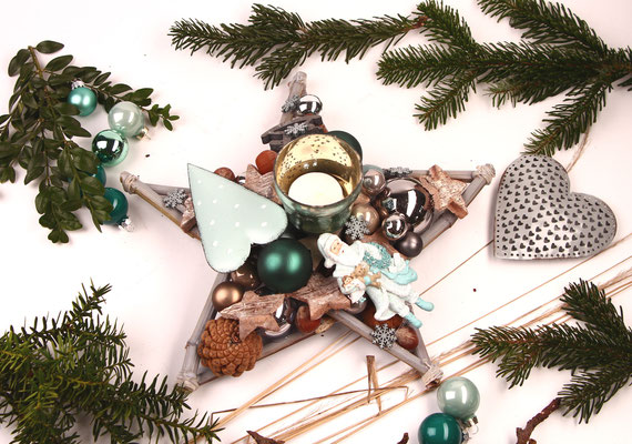 Adventskranz Stern mit einem jadegrünem Glasteelicht, farblich passendem Weihnachtsmann und Metallherz.