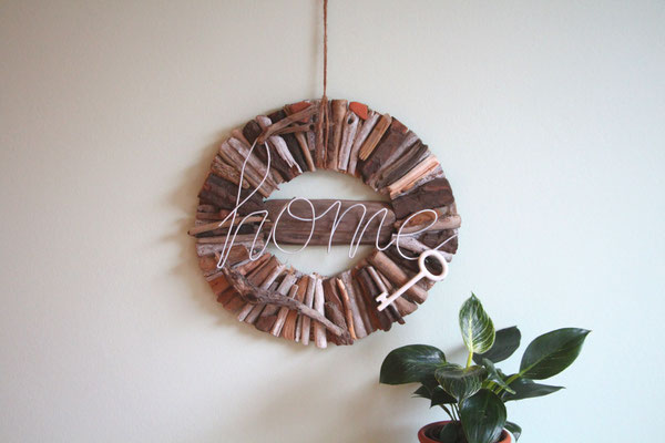 Holzkranz in weiß - creme - braun mit weißem HOME Schriftzug aus Draht im Shabby Chic Design.