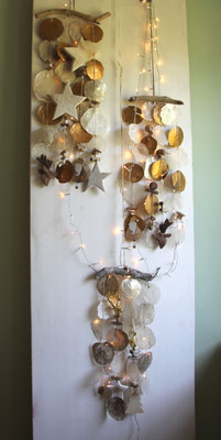 Weihnachtliche Hänger mit Capiz Muscheln in gold, natur und weiß. Auch ein prima Sichtschutz am Fenster.
