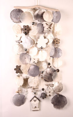 Großes sommerliches Capiz Windspiel in weiß-grau mit Blüten und Schmetterlingen.