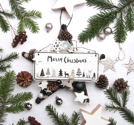 Deko Stern mit weißem "Merry Christmas" Schild und schwarzem Rahmen.