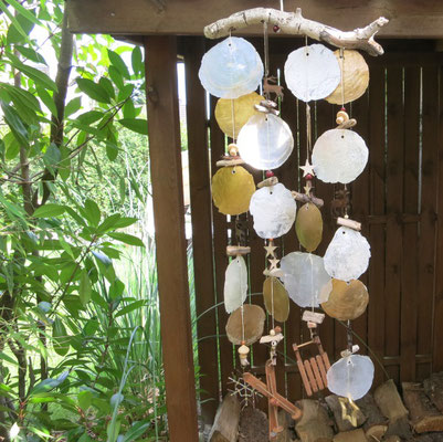 Windspiel aus Capizscheiben in Gold und Natur mit Ski und Schlitten.