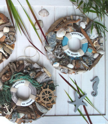 Maritime Sommer Kränze aus weiß-braunem Strandholz mit ganz vielen gefundenen Accessoires vom Nord- und Ostseestrand.