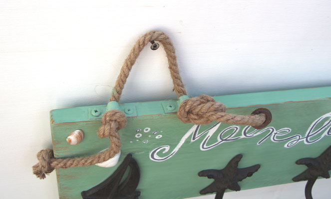  Robuste Aufhängung aus Juteseil. Wandgarderobe mit handgelettertem Schriftzug: Meeresliebe. 