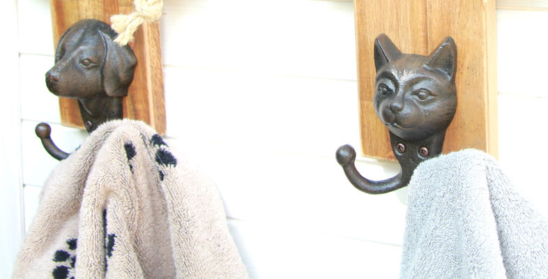 Mit der Kopfvariante Hund und Katze zwei Wandgarderobe gestaltet.