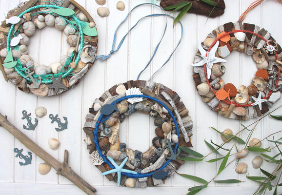 Treibholzkränze dekoriert mit Muscheln, Austernschalen, Schneckenhäusern und recycelten Plastikseilen aus Fischernetzen.