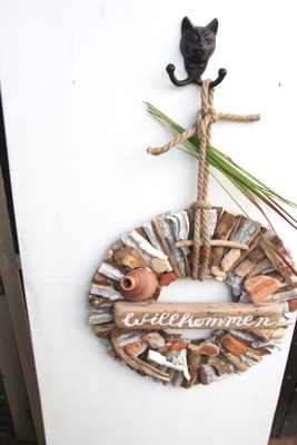 Holzkranz mit handgelettertem "Willkommen" aus Holz.