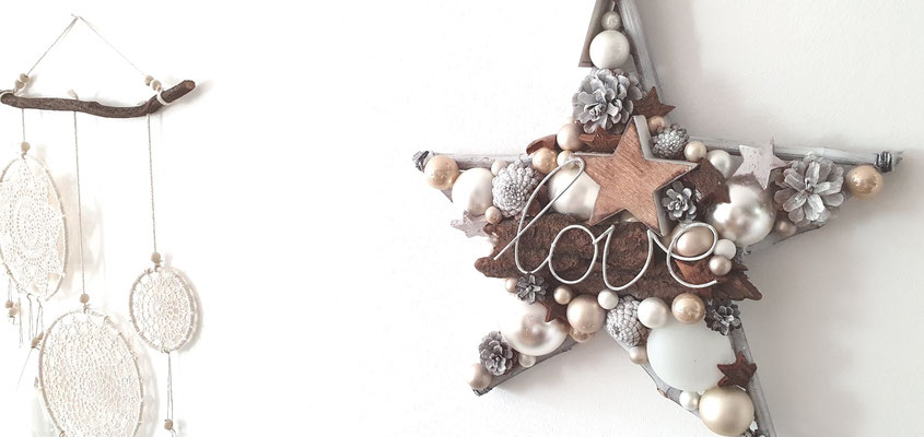 50 cm Boho - Deko Wandstern in weiß-braun mit "Love Schriftzug" und weißen Glaskugeln. Daneben hängt ein dreiteiliger weißer Traumfänger.