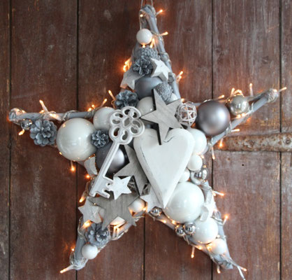 50 cm Stern für die Adventszeit in weiß-grau mit eingearbeiter Netzstecker Lichterkette für 79,-€