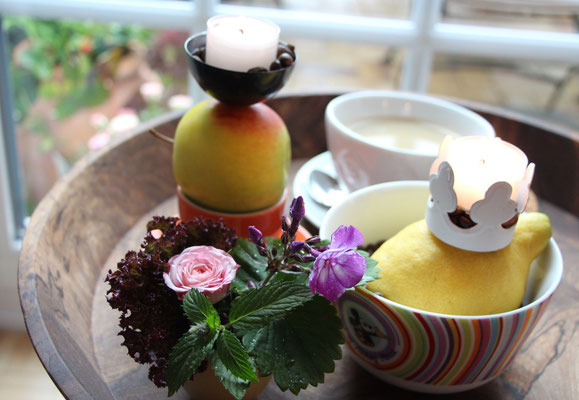 Teelichthalter in Apfel und Zitrone gesteckt, sorgen für Stimmung beim Kaffeeklatsch.