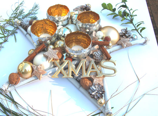 Dekobeispiel: Tischstern in weiß - silber - gold mit Windlichtern und XMAS Schild auf weißem Tisch mit frischen Gräsern und Blattgrün dekoriert. Die perfekte Alternative zum Adventskranz.