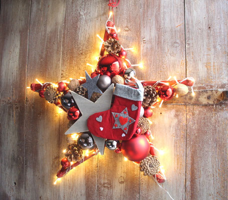 Stern mit Lichterkette in weihnachtsrot und grau mit grauem Holzstern und Nikolausstiefel aus Filz..