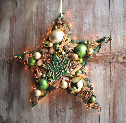 Deko Stern in gold-grün mit eingearbeiteter Lichterkette und Merry Christmas Schriftzug.