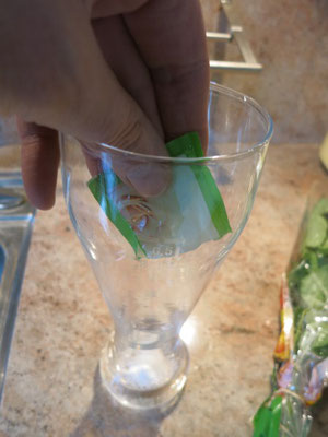 2. Ein Beutel Frischhaltemittel in die Vase einfüllen.