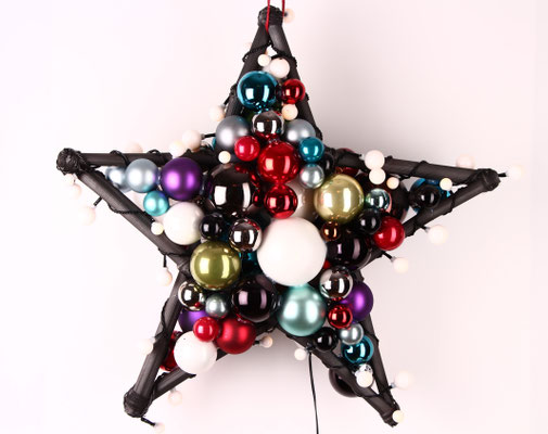 Deko Stern aus vielen bunten Glaskugeln für die Weihnachtszeit