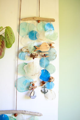 Variante 1: Kleineres Capiz Windspiel mit braunem Treibholz, Muscheln, Holzfischen und Holzanker.