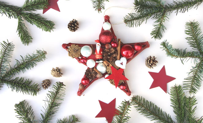 Roter Wandstern mit Weihnachtsmann und Herzchen.