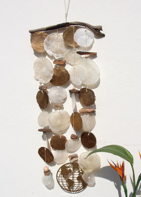 Muschelwindspiel aus goldenen und naturbelassenen Muschelnscheiben mit braunem Treibholz kombiniert.