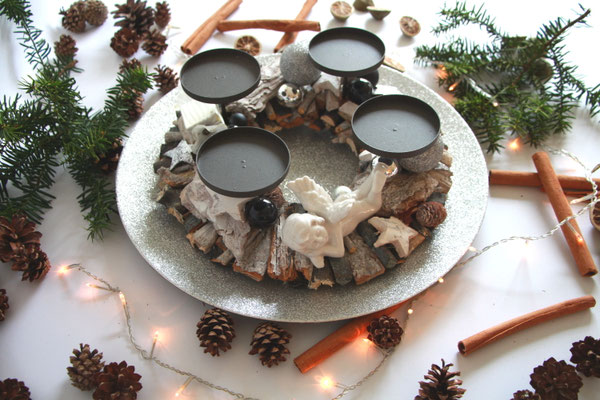 Adventskranz Variante 3 mit silber glitzendem Kunststoffteller.