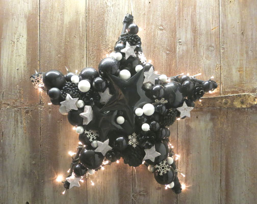 Handgefertigter Stern in schwarz-weiß mit eingearbeiteter Lichterkette.