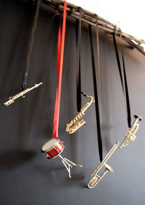 Trommel am roten Seidenband kombiniert mit weiteren Deko Miniinstrumenten aus unserer Kollektion!