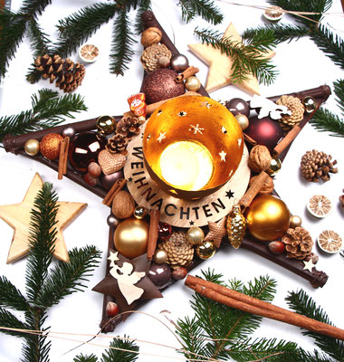 Variante 1:Braun-goldener Deko Tischstern mit "Frohe Weihnachten" Holzring und braunem Metallwindlicht.