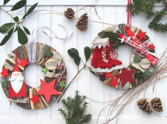 Treibholz Dekoration in weiß-rot-braun mit "Home" und roten Weihnachts Accessoires.