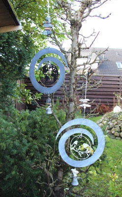 Zwei Metallspiralen am Apfelbaum.