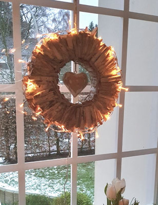 Treibholzkranz mit Lichterkette als Fensterdekoration.