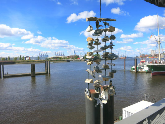Maritimes Muschelwindspiel aus Nord- und Ostseemuscheln, Treibholz, Schneckengehäusen und Austernschalen an den Hamburger Landungsbrücken fotografiert.