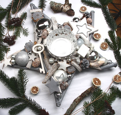 Die haltbare Variante zum Adventsgesteck aus Tanne ist ein Tischstern aus haltbaren Materialien.