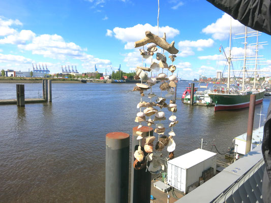 Variante 2: Muschelwindspiel aus Strandfunden an den Hamburger Landungsbrücken fotografiert.