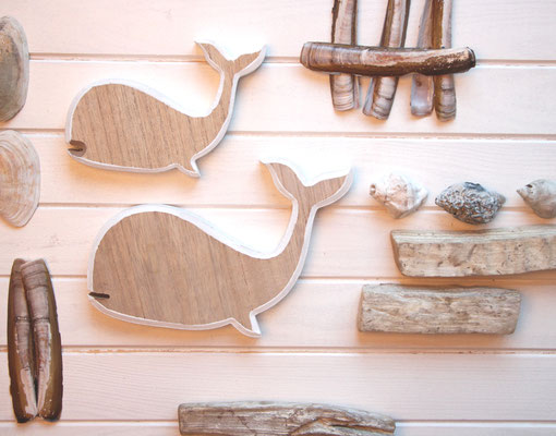 Collage aus Holzwalen, Stabmuscheln, Schneckenhäuschen und weißen Treibhölzern.