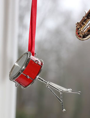 Snare drum in rot-silber als Fensterdekor.