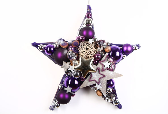 Deko Stern in violett-silber, aus Glaskugeln und weihnachtlichen kleinen Holzsternen.