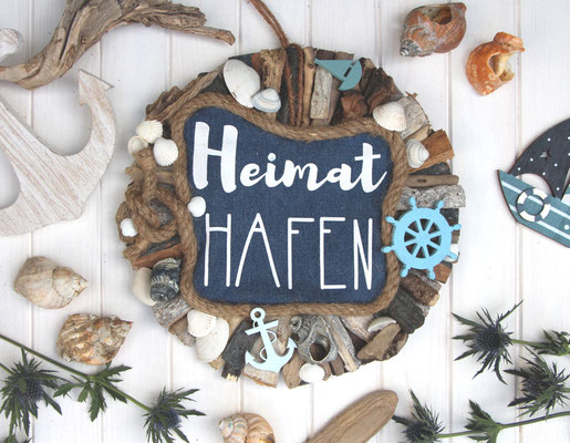 "Heimathafen" Schwemmholzkranz in blau-weiß und braun, Muscheln, Naturseil und maritimen Accessoires.