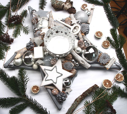 Dieser Adventtischstern ist in den Farben weiß, silber und grau gefertigt.