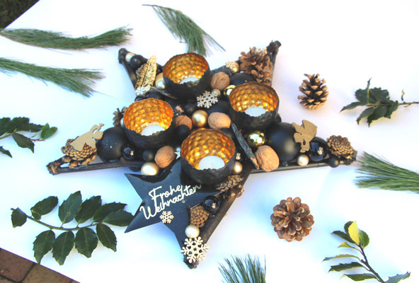 Variante 1: Adventskranz Tischstern mit vier Metallwindlichtern in gold-schwarz.