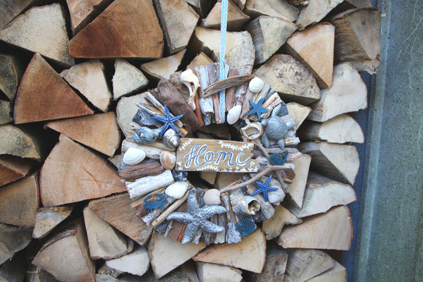 Haustürkranz in braun-weiß aus Treibhölzern - dekoriert Muscheln, blauen Meertieren aus Holz und Wasserschildkröten.