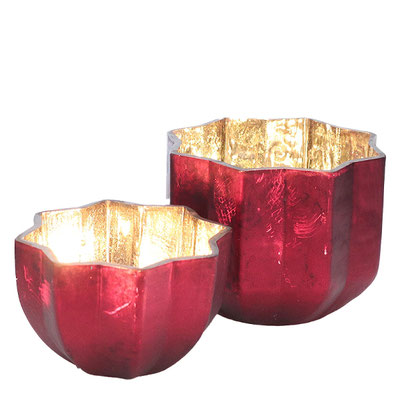 Windlichter aus Glas mit matter, roter Oberfläche - mit brennenden Teelichtern leuchten die Windlichter stimmungsvoll und weihnachtlich.