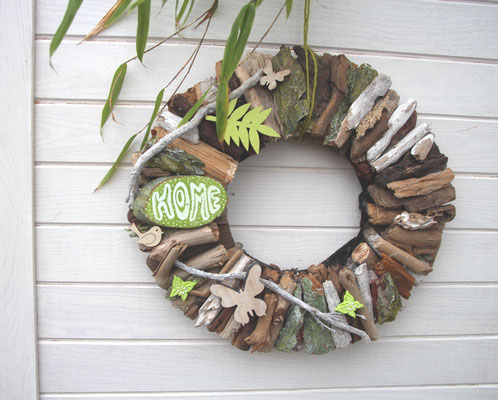 Natürlicher Holzkranz mit grünen Accessoires - ein perfektes Geschenk für die grüne Hochzeit.