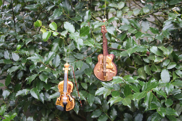 Deko Mini Geige und Mini Gitarre aus Glas, liebevoll gefertigt und handbemalt.